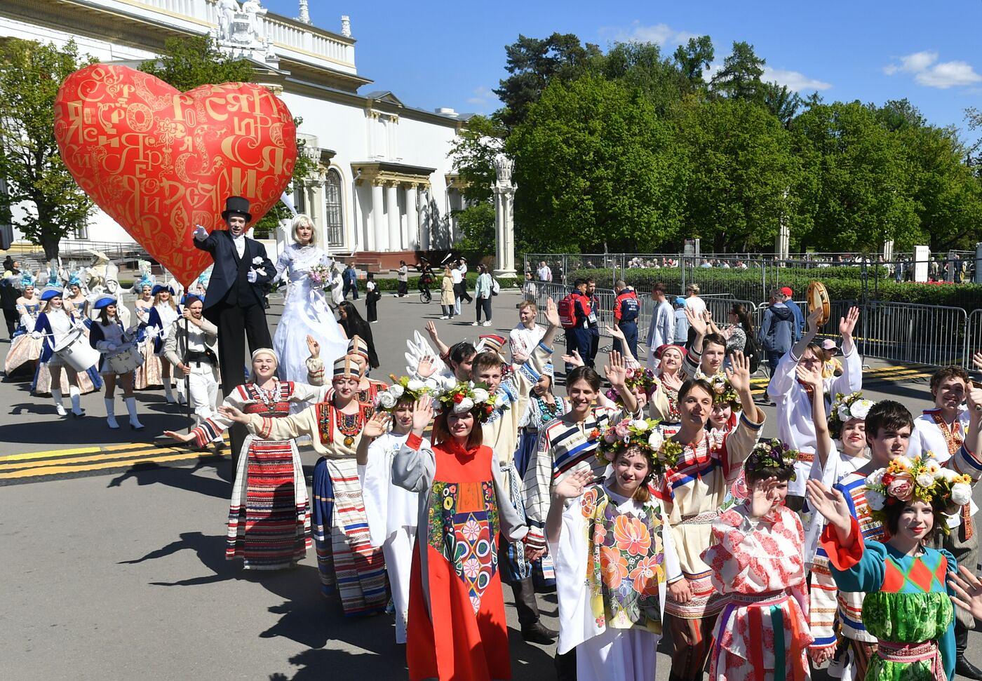 На выставке «Россия» в Москве поженилась пара из Санкт-Петербурга