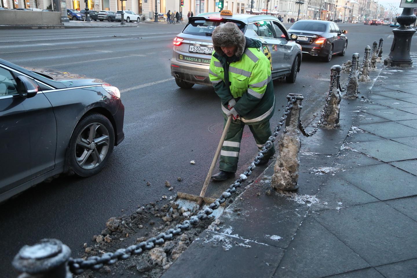 На устранение последствий оттепели в Петербурге выведут 30 аварийных бригад